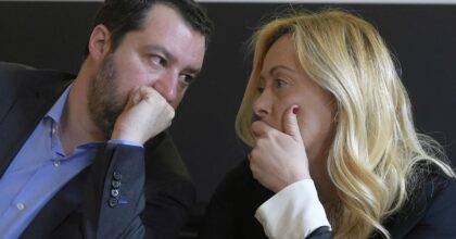 Matteo Salvini parla con Giorgia Meloni coprendosi la bocca